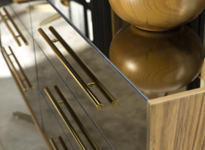 Modern kommod med spegel