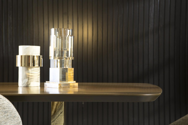 Lyxigt matbord med metallben