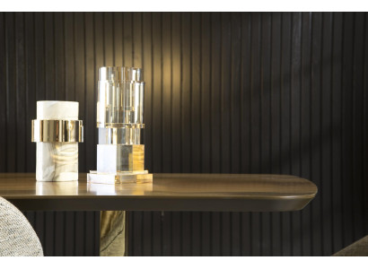 Lyxigt matbord med metallben