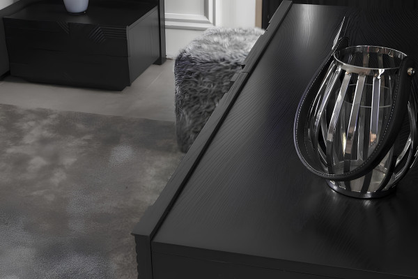 Lyxigt sovrumsmöbelset med garderob, nattduksbord och 2 nattduksbord 5 delar.