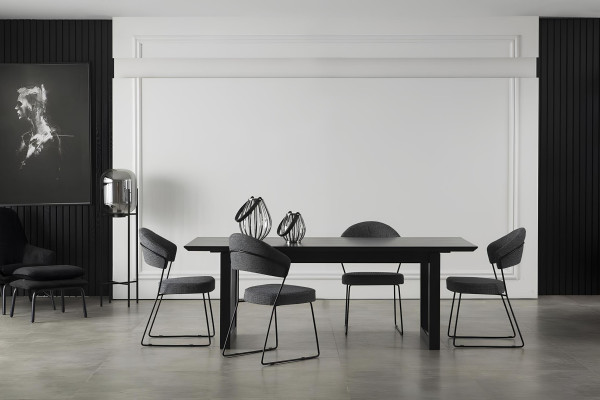 Möbelset Mustan med skåp, stolar och bord