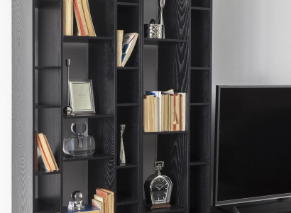 Svart väggmöbel med öppen förvaring för vardagsrum