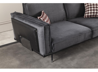 Lyxig italiensk soffa för 3 personer med mjuka grå kuddar