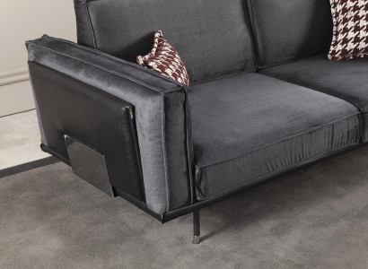 Lyxig italiensk soffa för 3 personer med mjuka grå kuddar