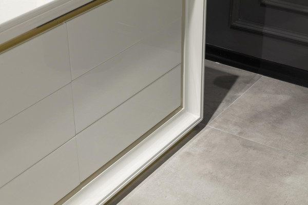 Modern vit kommod med spegel och förvaringslåda