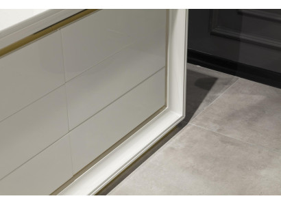 Modern vit kommod med spegel och förvaringslåda