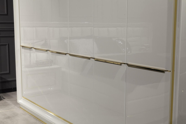 Modern och bekväm vit garderob med lyxigt förvaringsutrymme