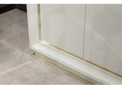 Modern och bekväm vit garderob med lyxigt förvaringsutrymme