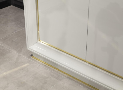 Modern och bekväm vit garderob med lyxigt förvaringsutrymme