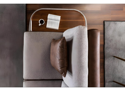 Grå tygsoffa för 3 personer med 3-delat bord