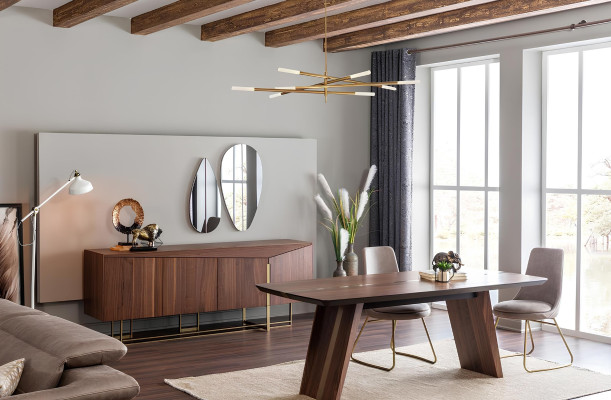 Brun matbord med 9 stolar och sängbord