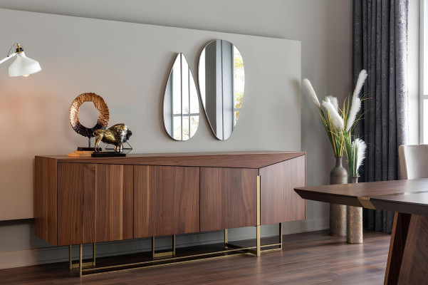 Brun matbord med 9 stolar och sängbord