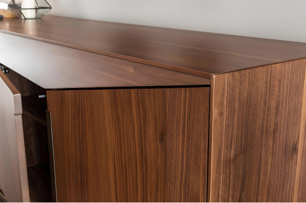 Brun matbord med 9 stolar och sängbord