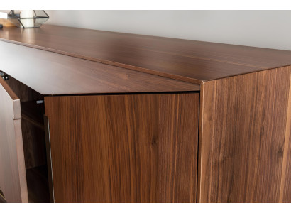 Brun matbord med 9 stolar och sängbord