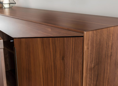 Brun matbord med 9 stolar och sängbord