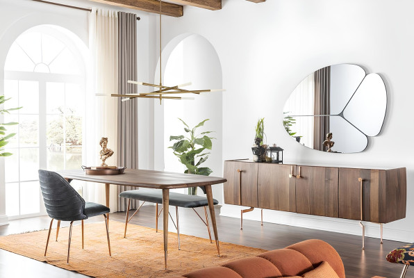 Set med 10 delar med stolar och skåp i brunt trä