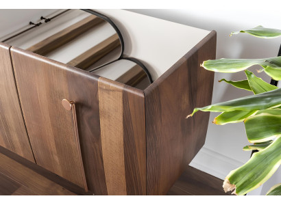 Set med 10 delar med stolar och skåp i brunt trä