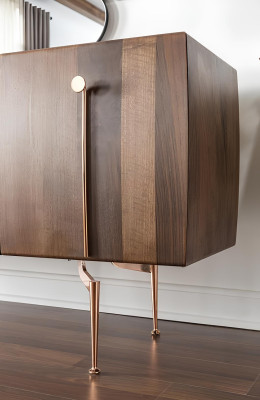 Set med 10 delar med stolar och skåp i brunt trä