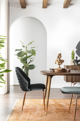 Matgrupp med 8 delar och bruna stolar