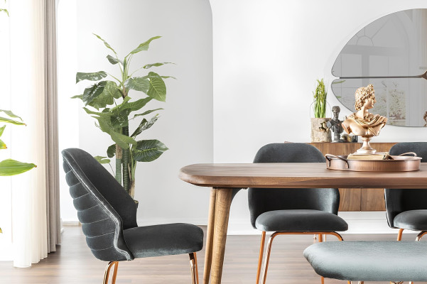 Matgrupp med 8 delar och bruna stolar