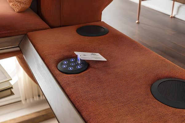 Soffa med tre platser i blå-orange tyg