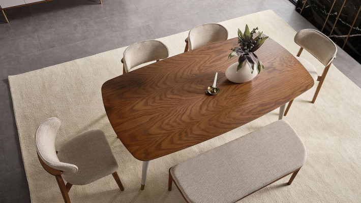 Elegant set bestående av ett matbord och 4 stolar + bänk i beige