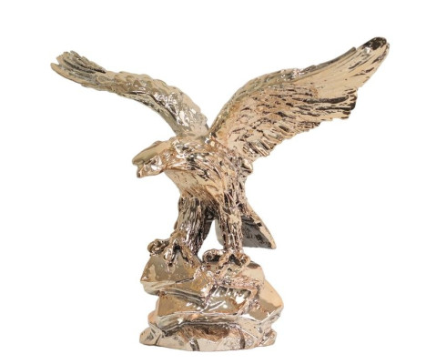 Modern dekorativ skulptur i form av en gyllene örn av plast