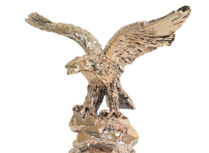 Modern dekorativ skulptur i form av en gyllene örn av plast