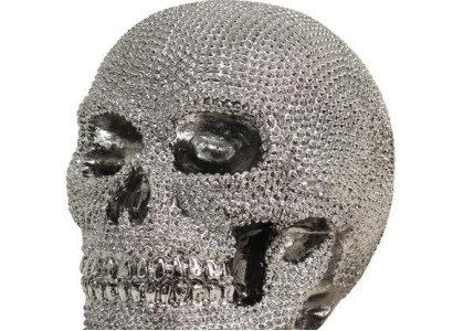 Modern skulptur av skalle med silversten dekorationer