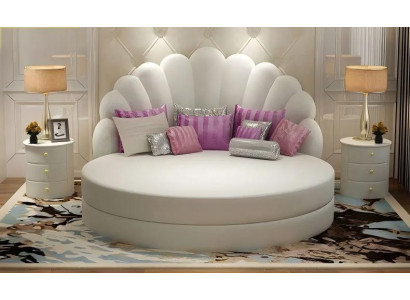 Elegant rund vit säng med lila sammetstapet för modern sovrum