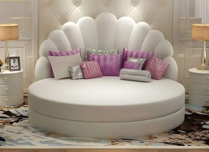 Elegant rund vit säng med lila sammetstapet för modern sovrum
