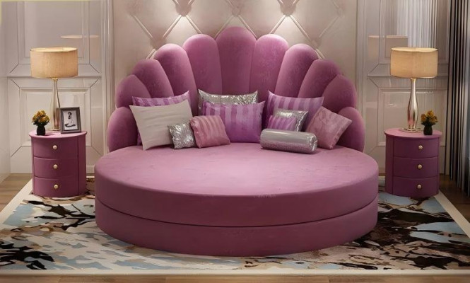 Elegant rund vit säng med lila sammetstapet för modern sovrum
