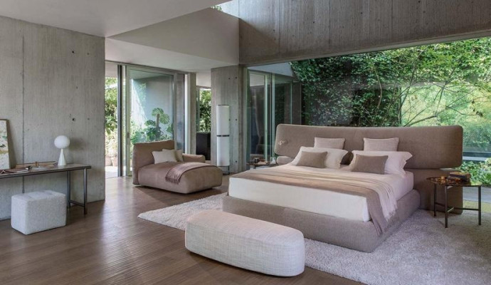 Säng i modern svart textil med hög rygg