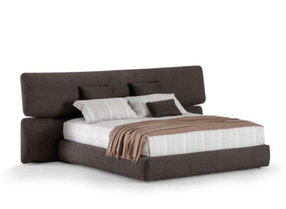 Säng i modern svart textil med hög rygg