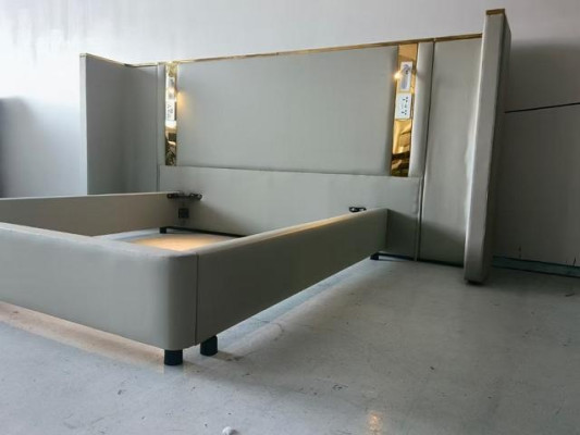Lyxig design säng i beige med LED-belysning, gyllene struktur och modern huvudgavel