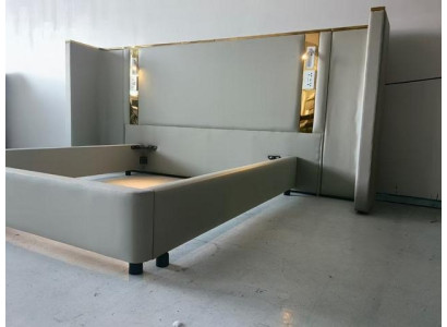 Lyxig design säng i beige med LED-belysning, gyllene struktur och modern huvudgavel