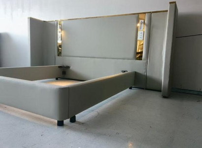 Lyxig design säng i beige med LED-belysning, gyllene struktur och modern huvudgavel