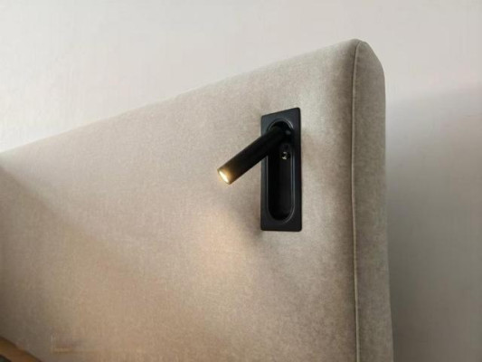 Modern säng i beige med LED-belysning och lyxig stoppning