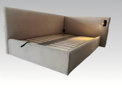 Modern säng i beige med LED-belysning och lyxig stoppning
