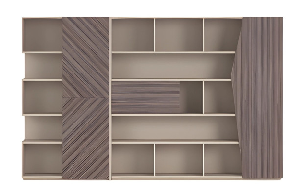 Modern lagringssystem med träeffekt i beige och brunt, öppen garderob med lådor