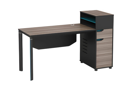 Skrivbord med träeffekt i brunt, utrustat med förvaringsutrymme och kabelhantering