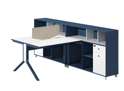 Modern blå och vit skrivbord med avskiljande panel och förvaringsutrymme