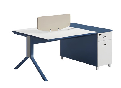 Svart och vit skrivbord med funktionell förvaringsutrymme och praktisk yta