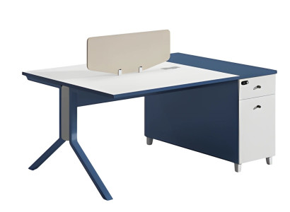 Svart och vit skrivbord med funktionell förvaringsutrymme och praktisk yta