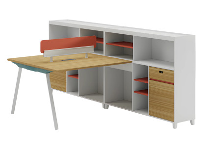 Modern skrivbord med förvaring och orange hylla