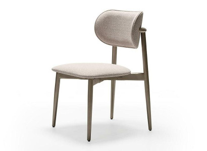 Elegant stol i beige tyg för vardagsrum och matplats