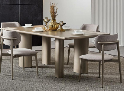 Elegant beige bord med träben och 4 stolar i tyg