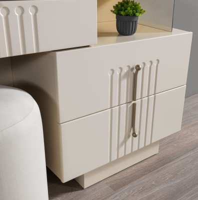 Elegant sminkbord med spegel