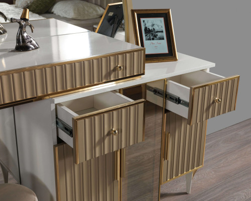 Modern sängbord med spegel