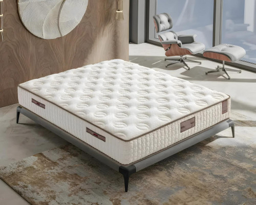 Elegant vit säng med modern madrass